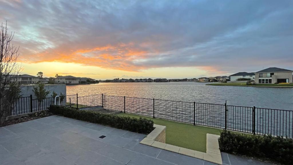 Luxury Waterfront Villa BBQ Cafe WiFi Great Views 5BRM photo 2