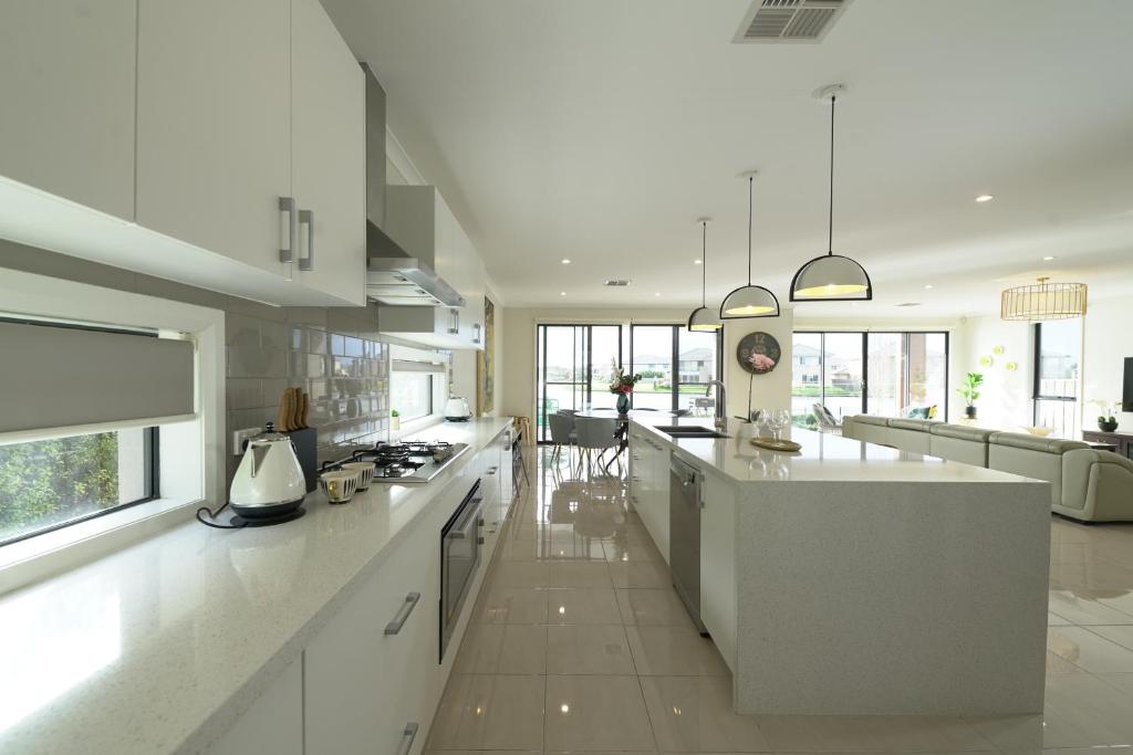 Luxury Waterfront Villa BBQ Cafe WiFi Great Views 5BRM photo 4