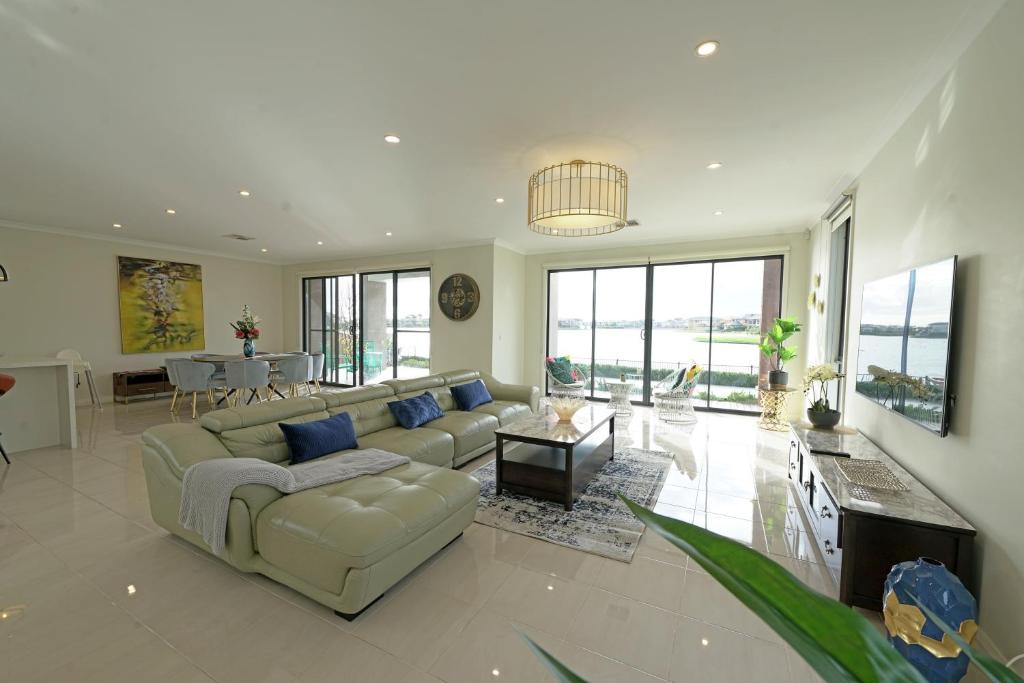 Luxury Waterfront Villa BBQ Cafe WiFi Great Views 5BRM photo 3