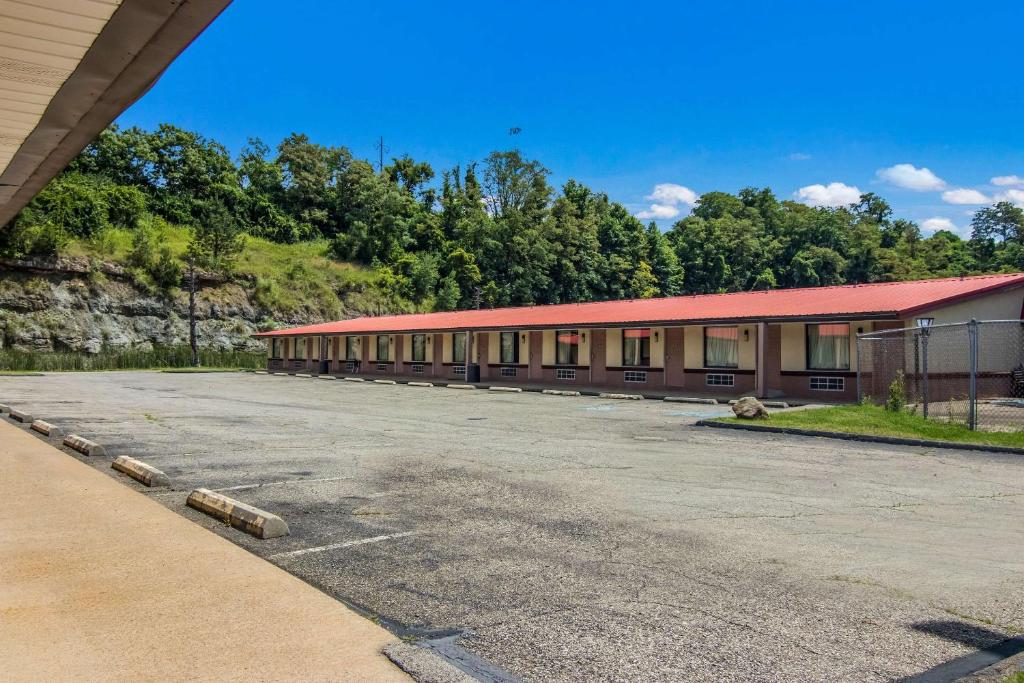 Econo Lodge Pittsburgh I-79 photo 1