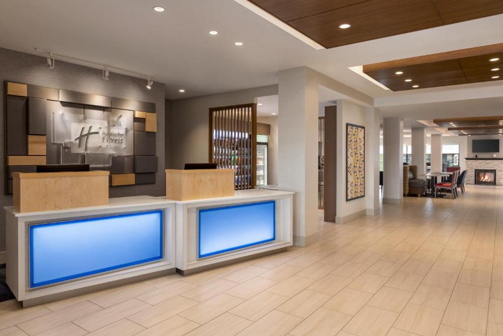 Holiday Inn Express & Suites Denver Airport, an IHG Hotel photo 2