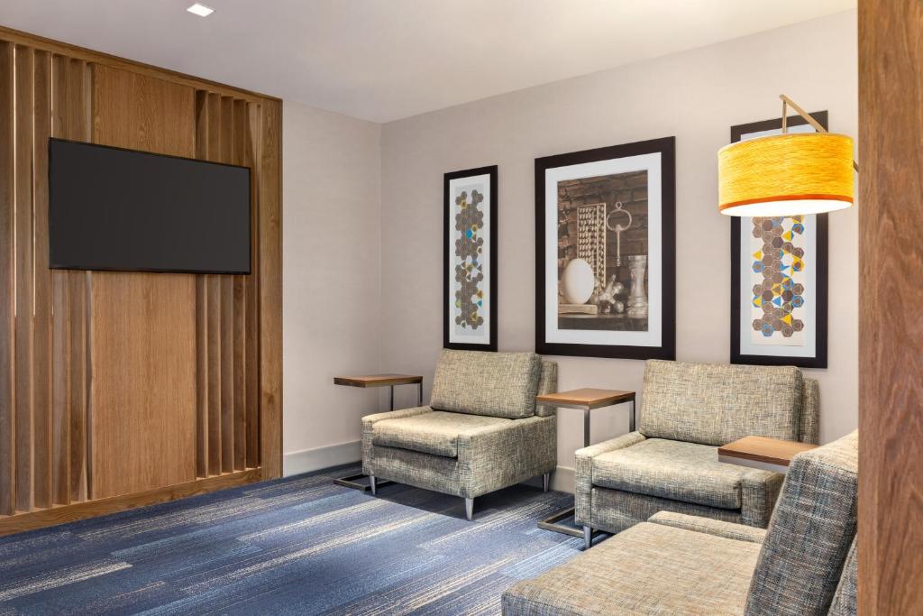 Holiday Inn Express & Suites Denver Airport, an IHG Hotel photo 4
