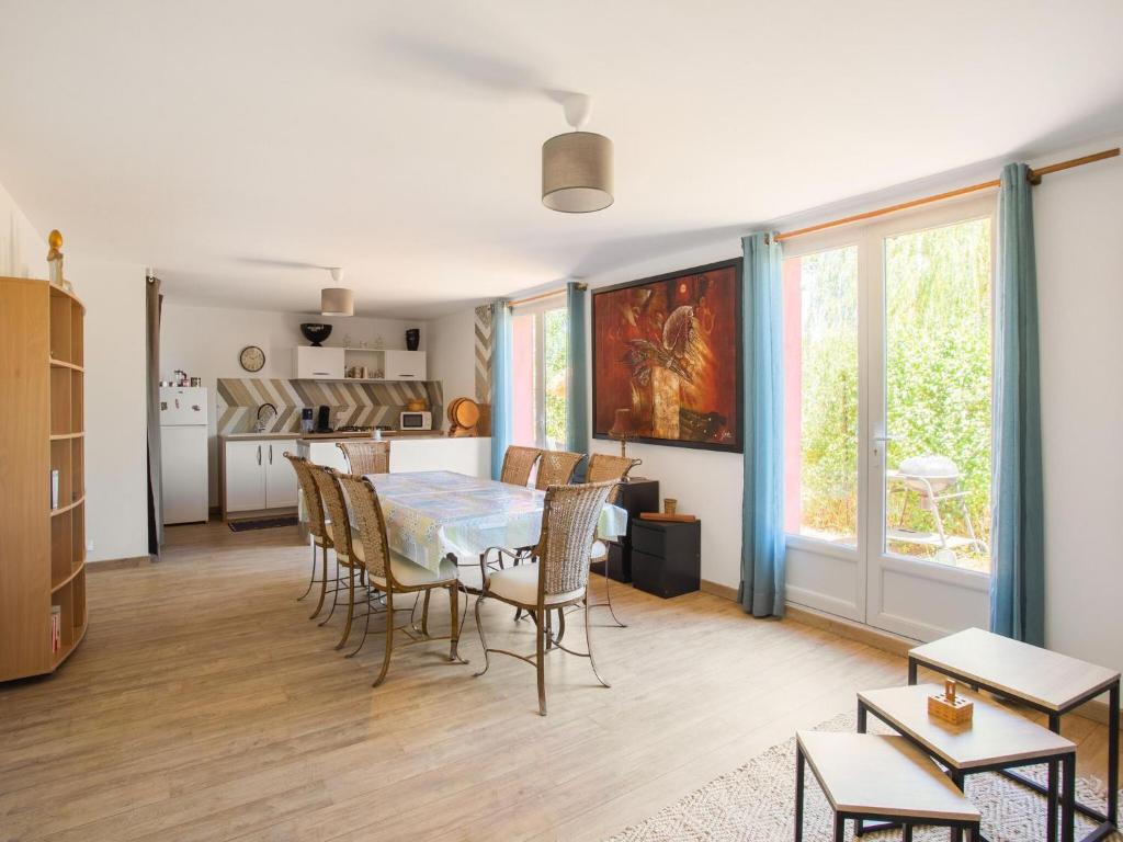 Charming holiday home in Montmeyan with garden photo 3