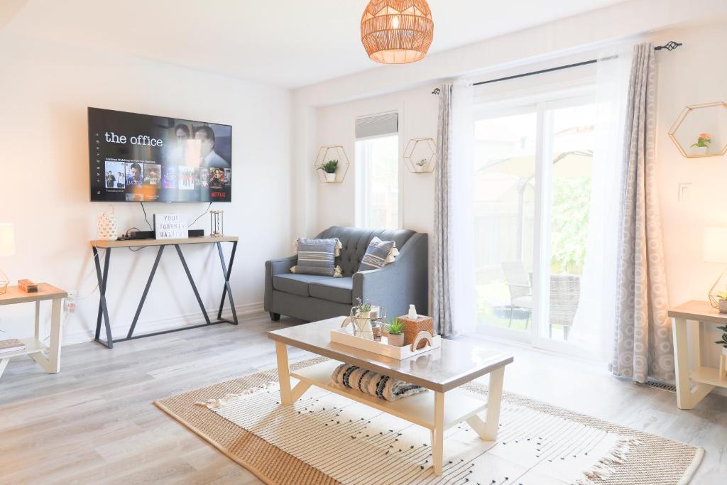 Stylish Boho Retreat- 5 Bed - 4 Bath - 15 min to Falls photo 4