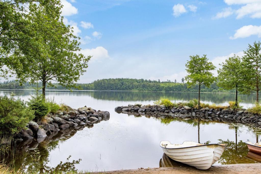 Lovely holiday home in the village of Flattinge, with a view of lake Flaren photo 2