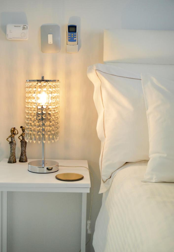 Augusta Palms - White Room photo 2