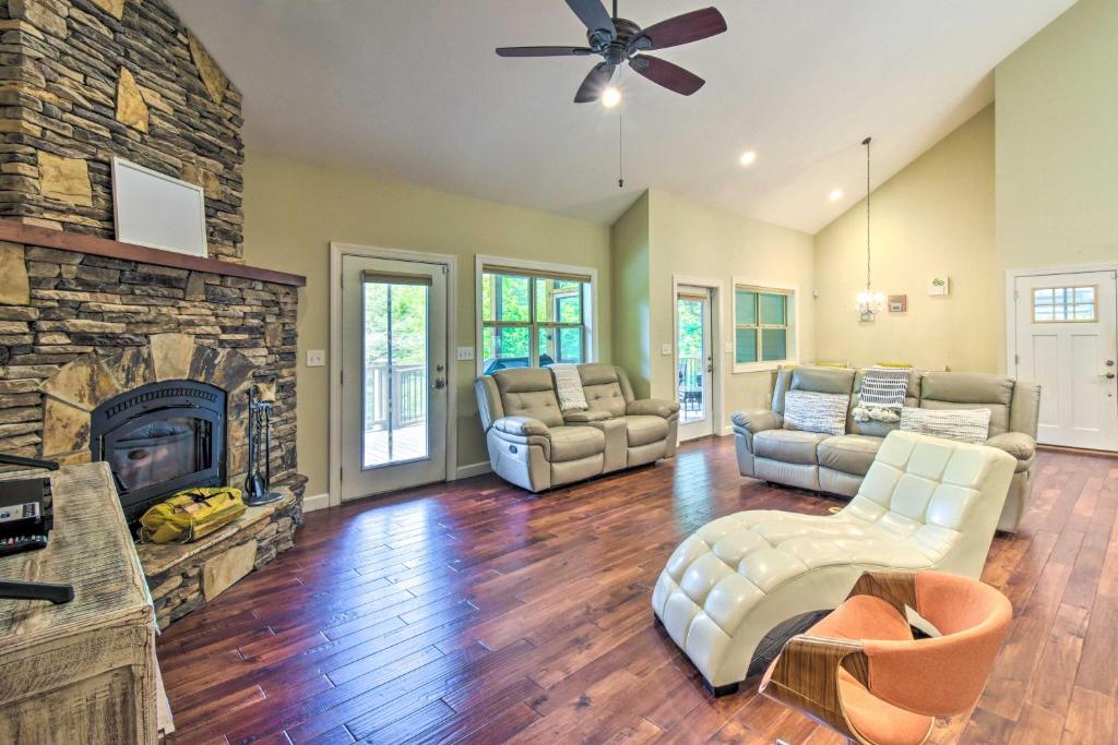 Cozy Riverside Dahlonega Home with Kayaks and Fire Pit photo 2