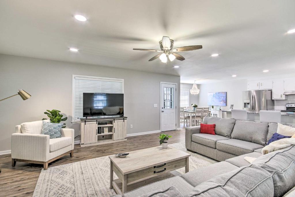 Modern Lexington Retreat with Backyard and Pool! photo 2