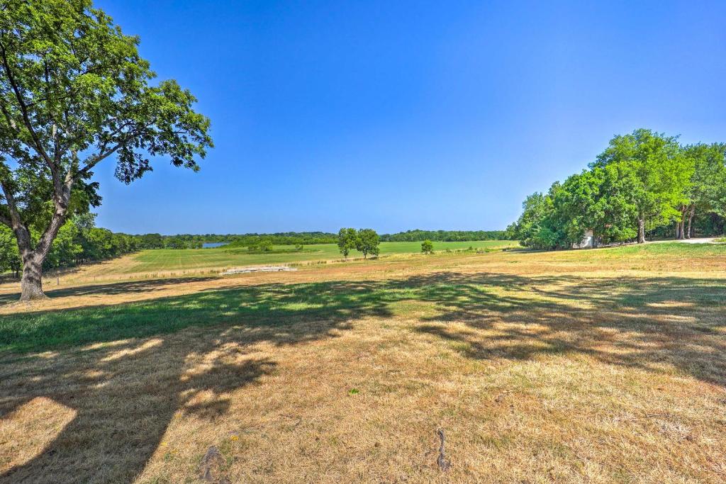 Lochview Lodge Idyllic Farmhouse in Grove! photo 1