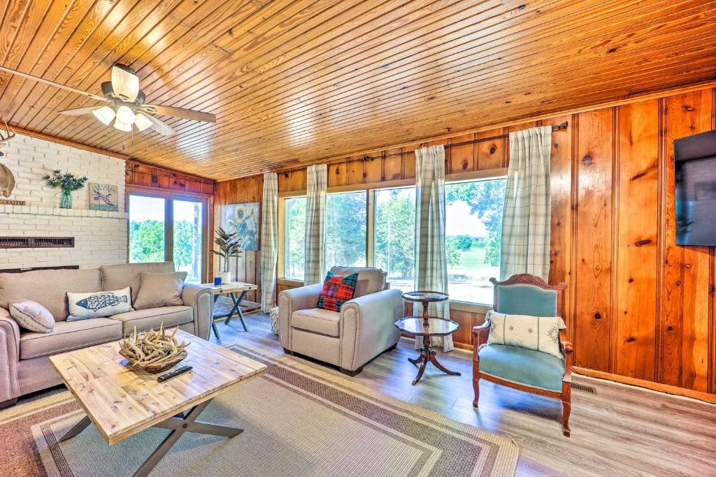 Lochview Lodge Idyllic Farmhouse in Grove! photo 3