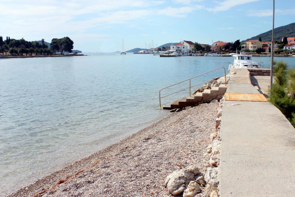 Family friendly seaside apartments Preko, Ugljan - 8232 photo 4