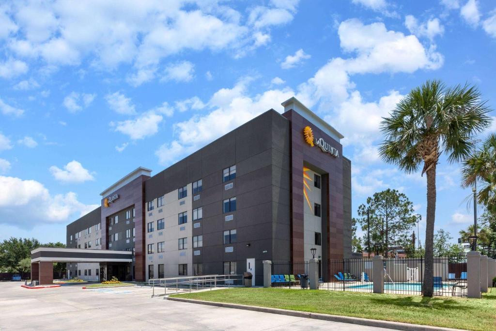 La Quinta Inn & Suites by Wyndham Houston NW Brookhollow image