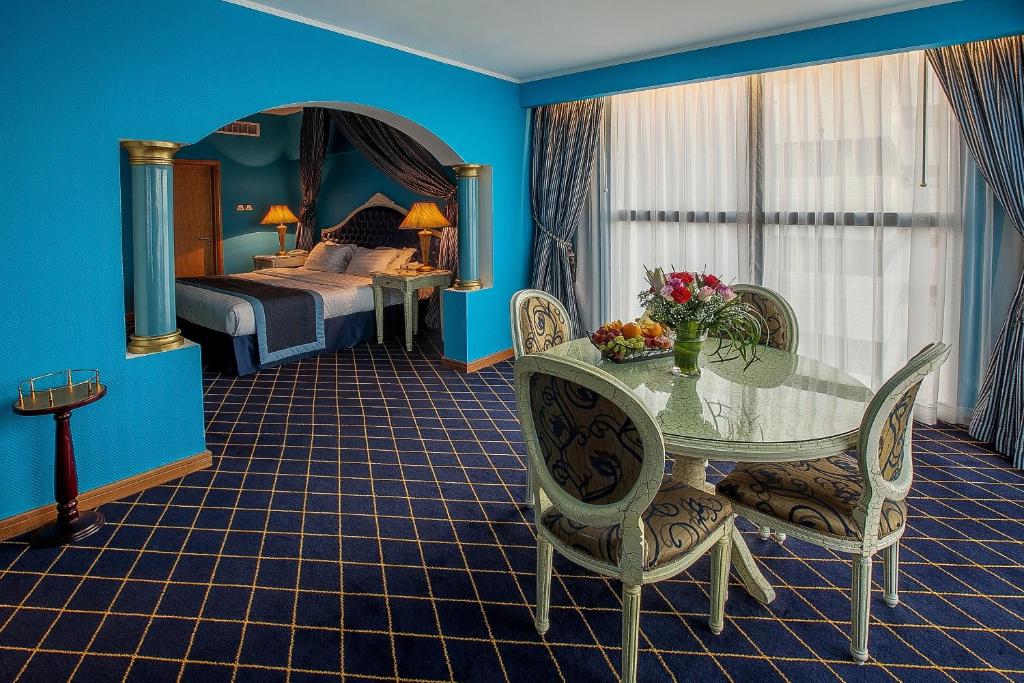 Сьюит (Полулюкс (для 2 взрослых и 1 ребенка)), Отель Moscow Hotel