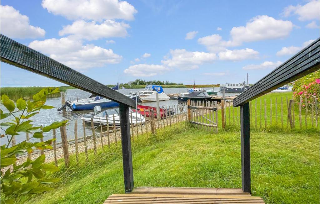 Awesome Caravan In Lauwerzijl With Wifi And 2 Bedrooms photo 4