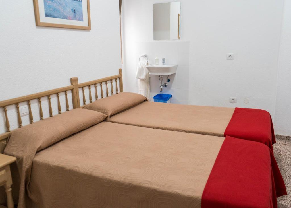 Pensión Alcalá Room Type - Standard Twin Room with Shared Bathroom
