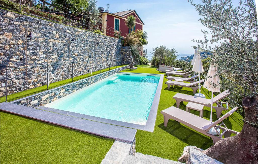 Beautiful Home In Recco With Wifi, 6 Bedrooms And Swimming Pool