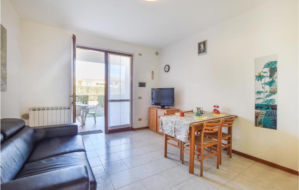 Beautiful Apartment In Lugana Di Sirmione With Outdoor Swimming Pool And 1 Bedrooms photo 2