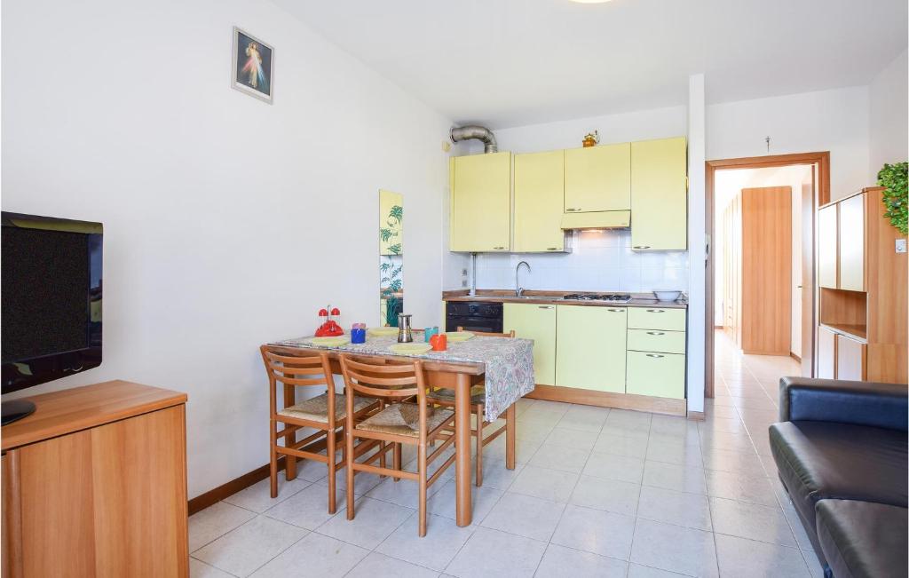 Beautiful Apartment In Lugana Di Sirmione With Outdoor Swimming Pool And 1 Bedrooms photo 4