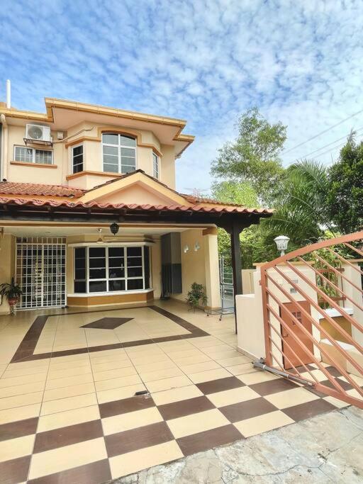 Cozy NEW Cheerful Homestay *NETFLIX & BBQ* 12 pax* photo 3