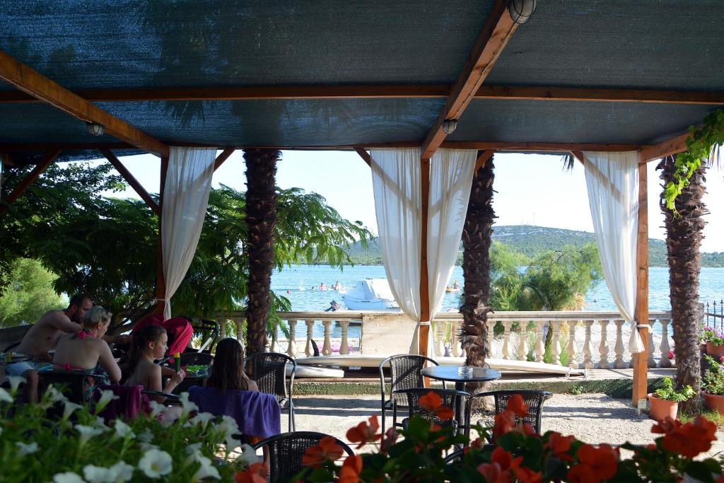 Apartments with a parking space Pirovac, Sibenik - 13977 photo 3