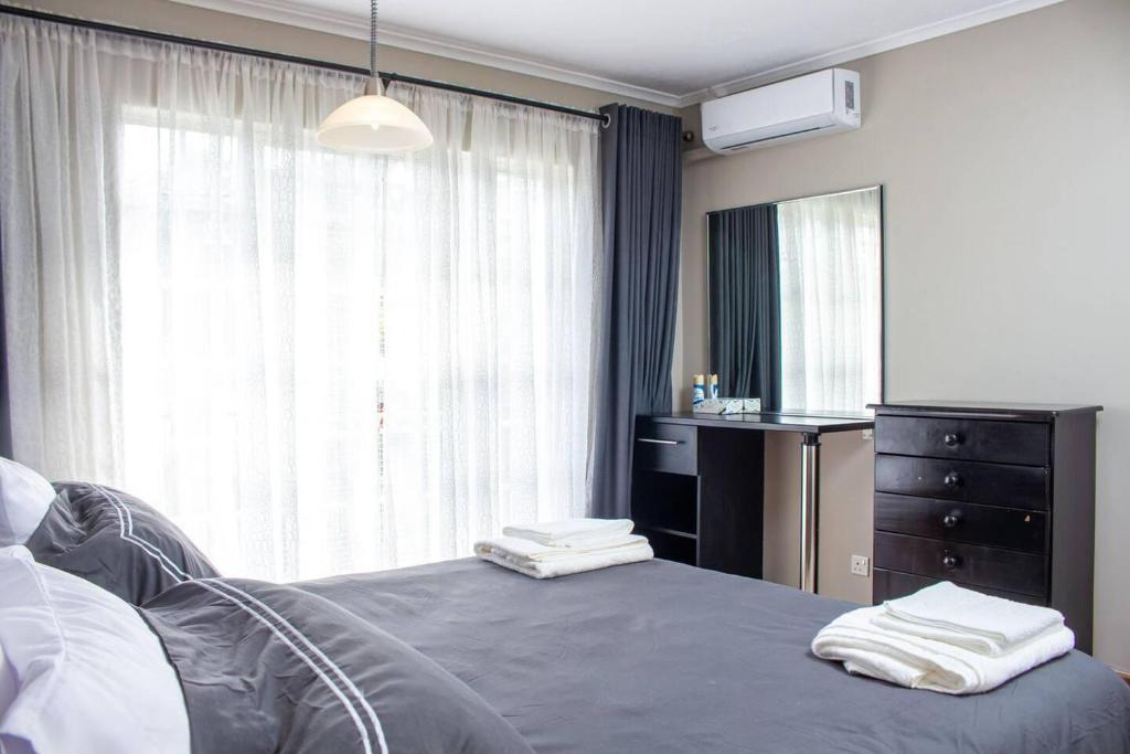 Inviting 3-Bed Apartment In The City photo 4