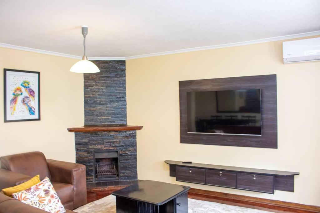 Inviting 3-Bed Apartment In The City photo 1