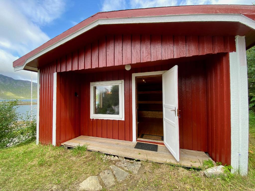 Haukland Camp Cabin - Tap to explore photos