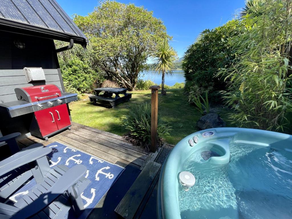 Beautiful Oceanfront Cabin With Hot Tub! - Gone With The Wind photo 1
