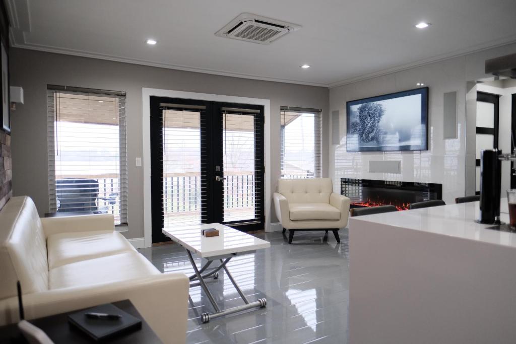 Stunning exec spa retreat w/panoramic lake views! image