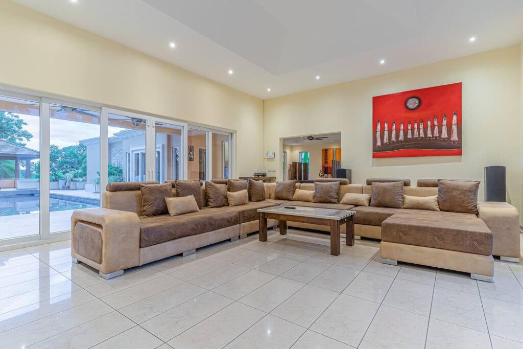 Sanook Villa-4BR SUPER LUXURY POOL VILLA, BBQ, POOL TABLE, KARAOKE photo 2