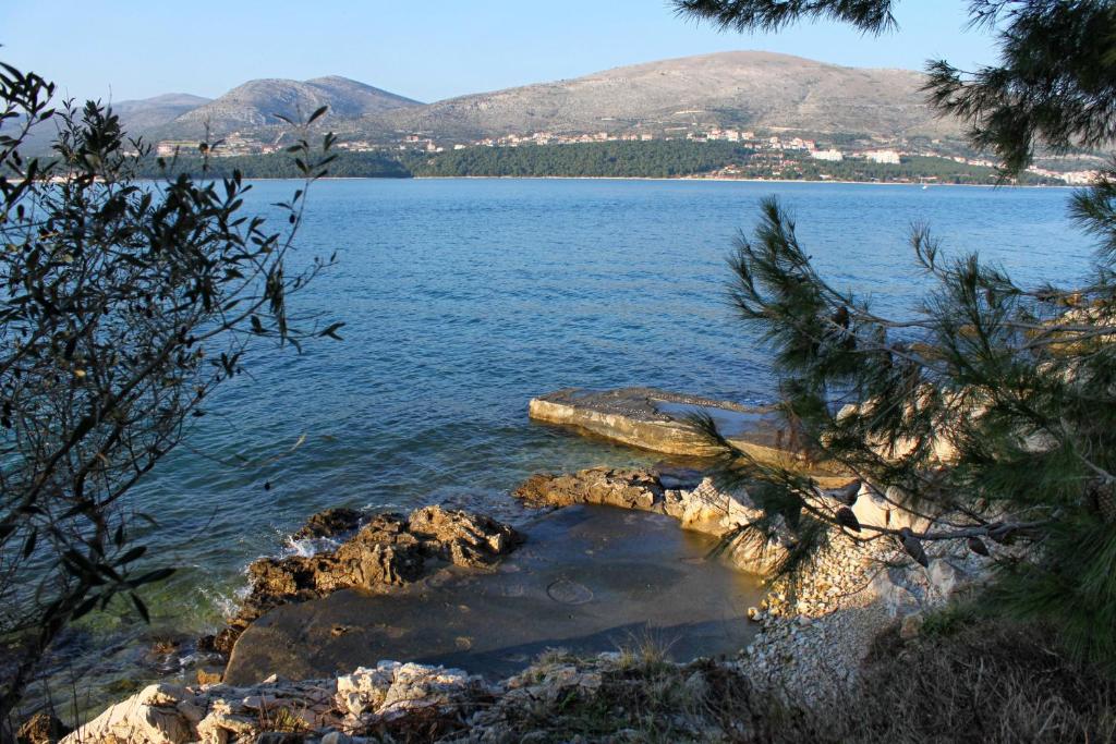 Seaside house with a swimming pool Okrug Donji, Ciovo - 13428 photo 3