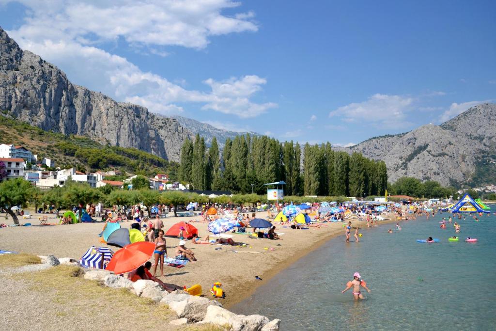 Apartments with a parking space Omis - 10362 photo 3