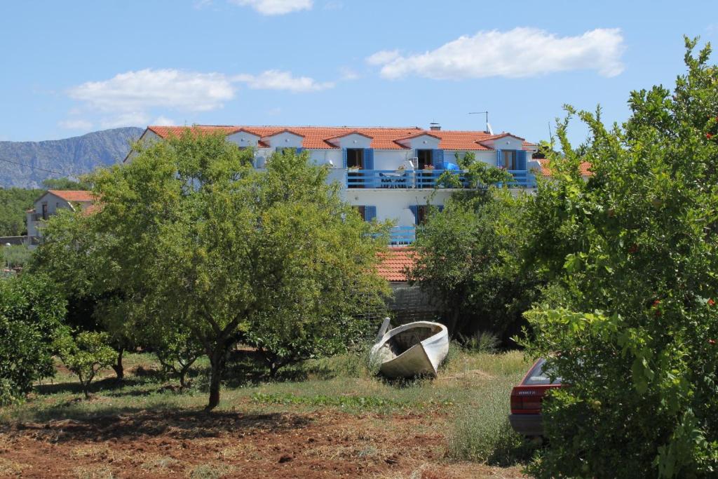Apartments by the sea Sucuraj, Hvar - 6852 photo 1