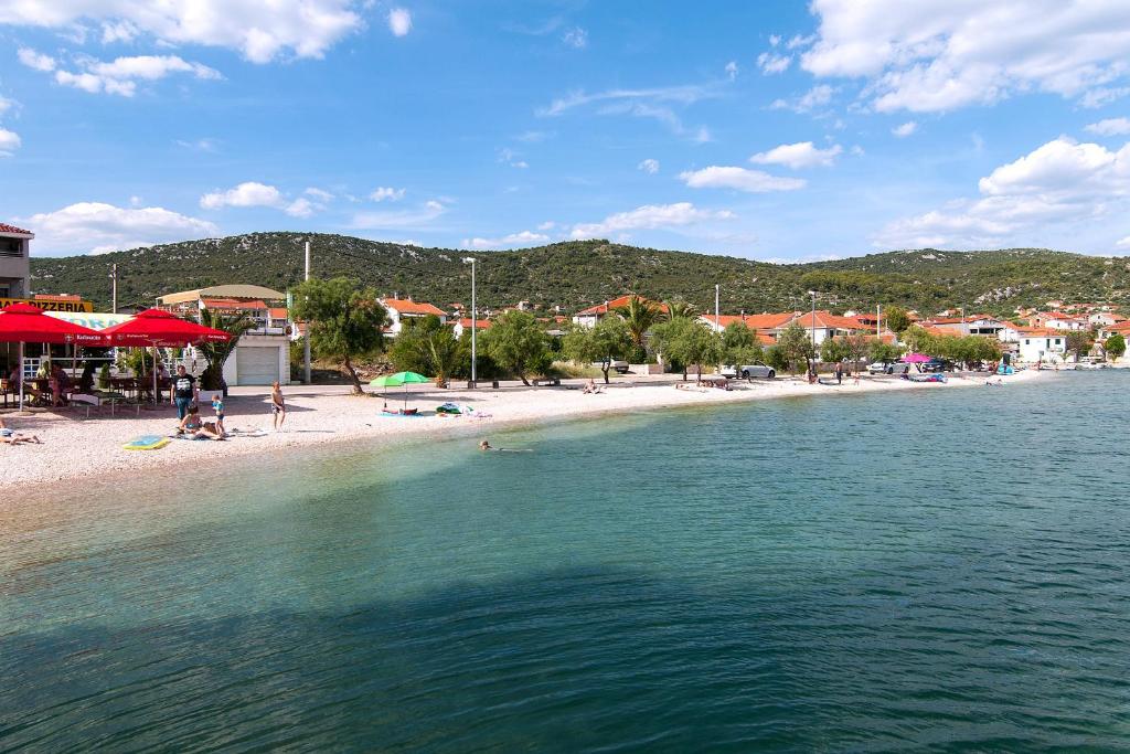 Apartments by the sea Vinisce, Trogir - 5229 photo 4