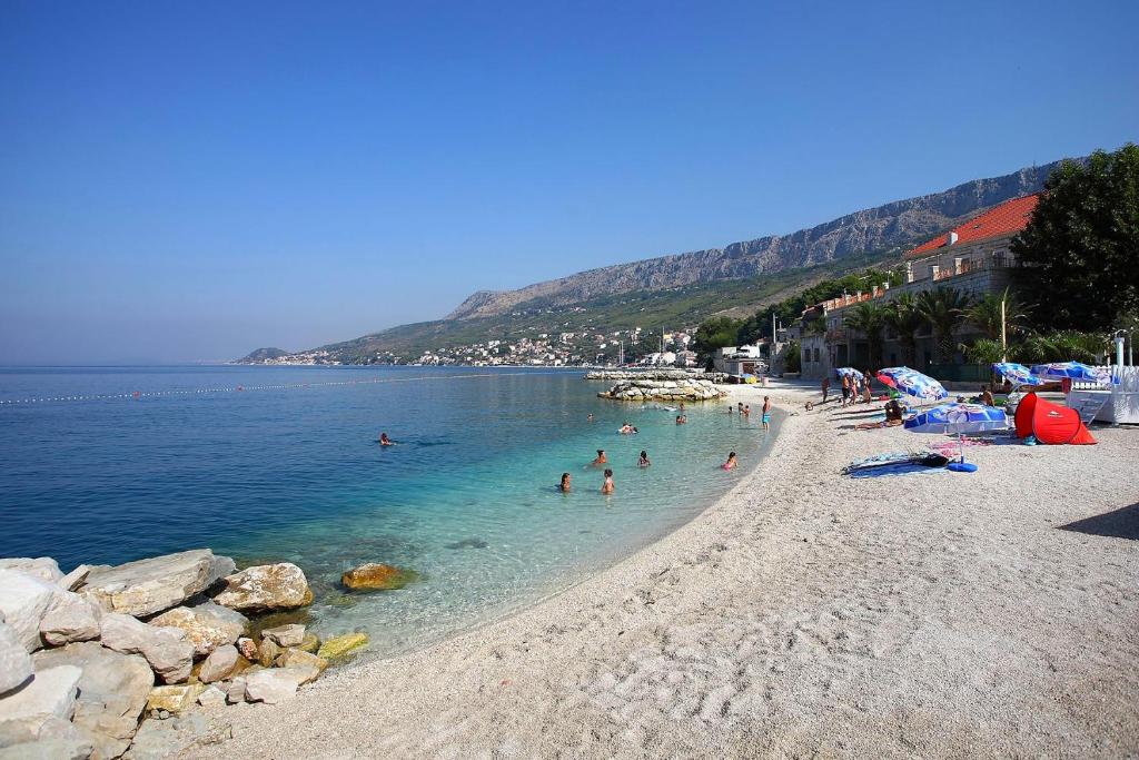 Apartments with a swimming pool Mali Rat (Omis) - 9698 photo 4