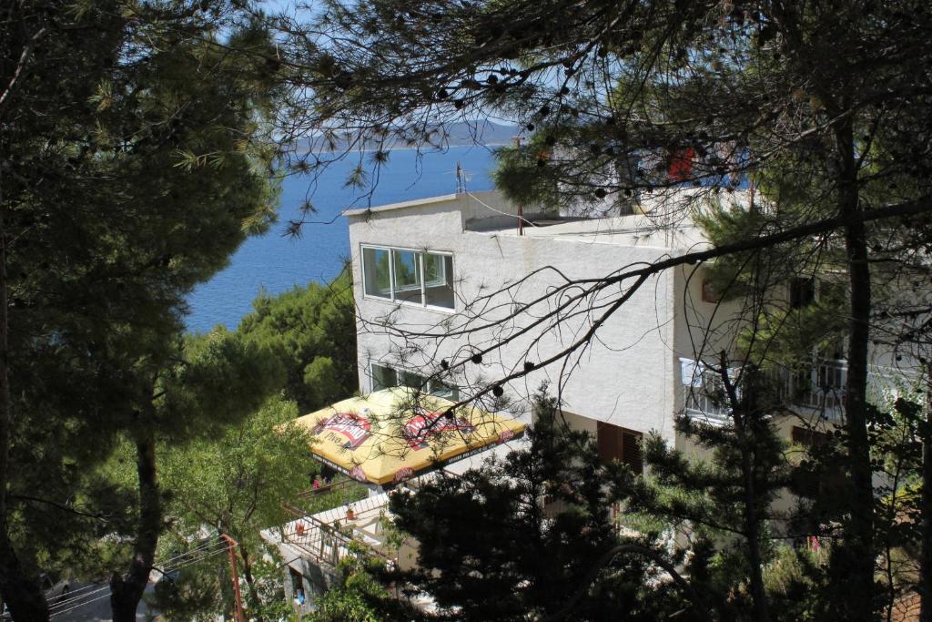 Apartments and rooms with parking space Brela, Makarska - 6895 photo 1