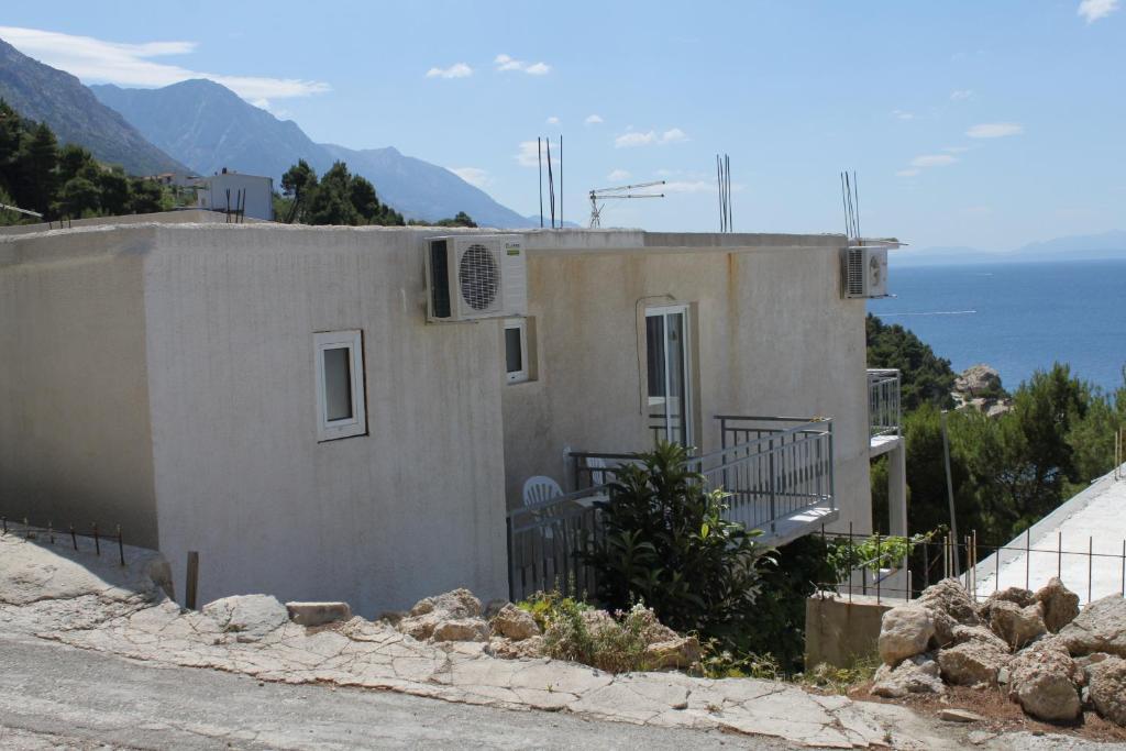 Apartments and rooms with parking space Brela, Makarska - 6895 photo 2