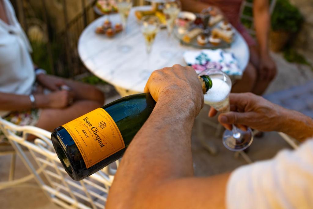 Luxueuses Suites & Chambres d'hôtes - accueil champagne, petit-déjeuner - Maison Champagne photo 2