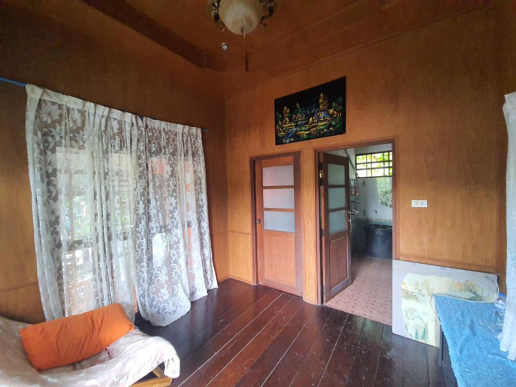 Baan Thabthong Homestay (บ้านทับทอง โฮมสเตย์) - Tap to explore photos