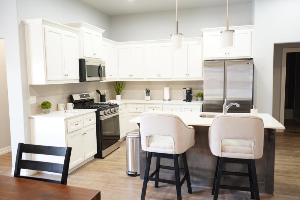 The Cosmopolitan Modern, Cozy, New 3bedroom Home photo 3