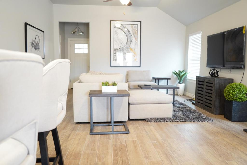 The Cosmopolitan Modern, Cozy, New 3bedroom Home photo 1