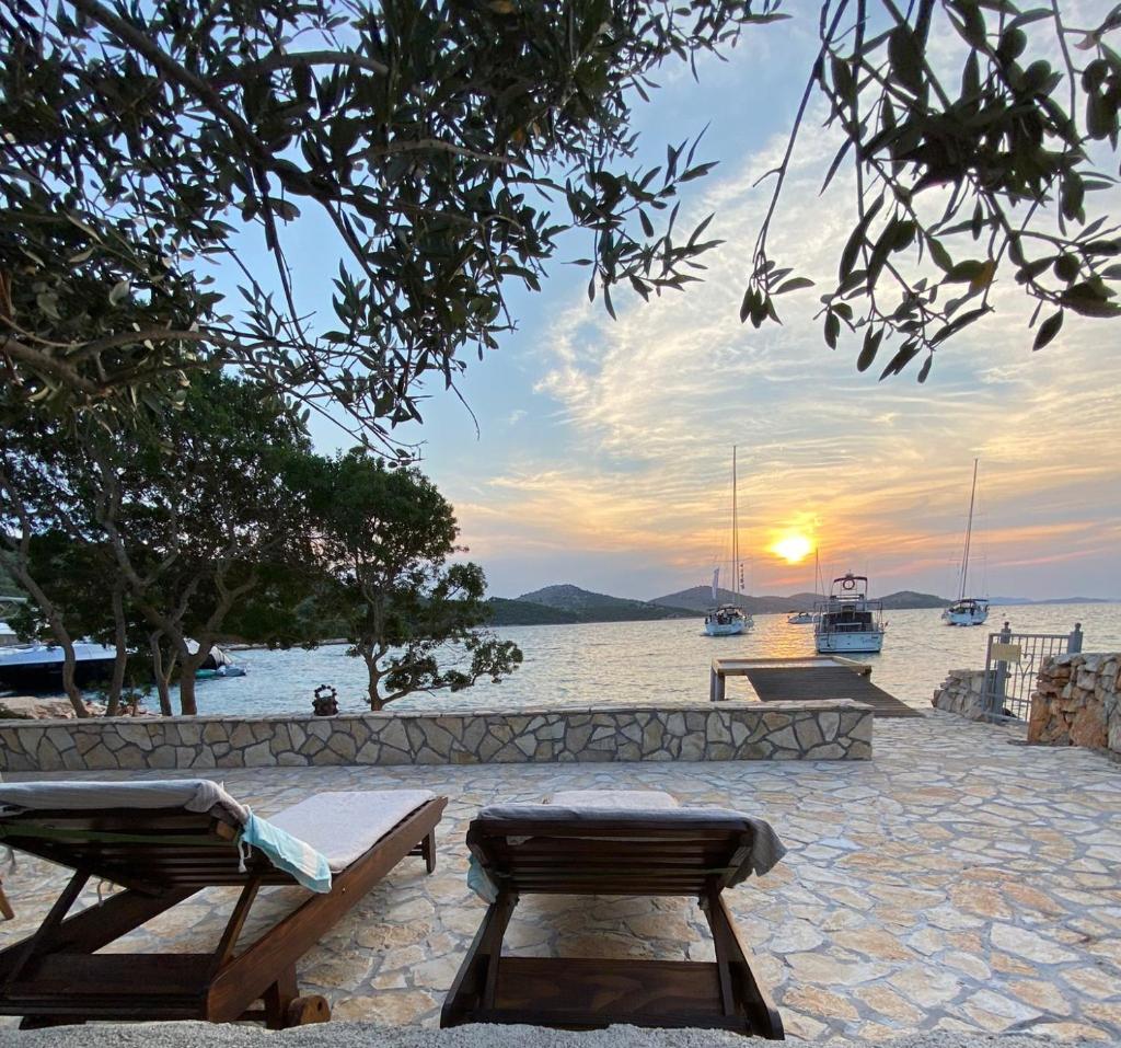Beach resort BAIN - house Danica, free transport, bbq, breakfast, restaurant, Island of Žut - Kornati