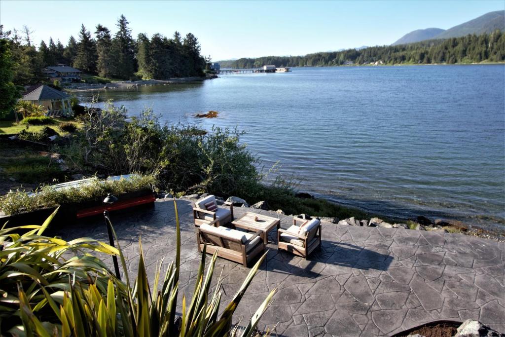 Beautiful Oceanfront Cabin With Hot Tub! - Gone With The Wind photo 3