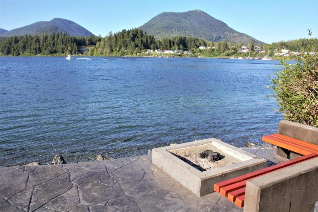 Beautiful Oceanfront Cabin With Hot Tub! - Gone With The Wind photo 4