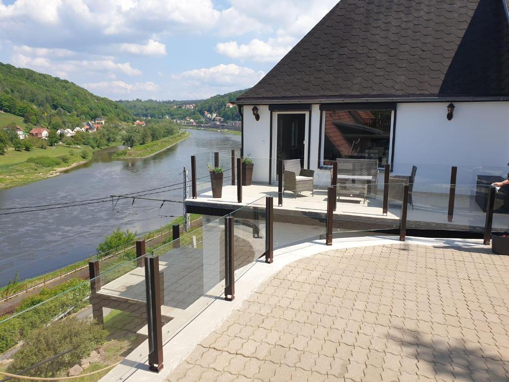 Saechsische-Schweiz-Ferienhaus-Wohnung-1-mit-Elbblick-Sauna-und-Kamin photo 2