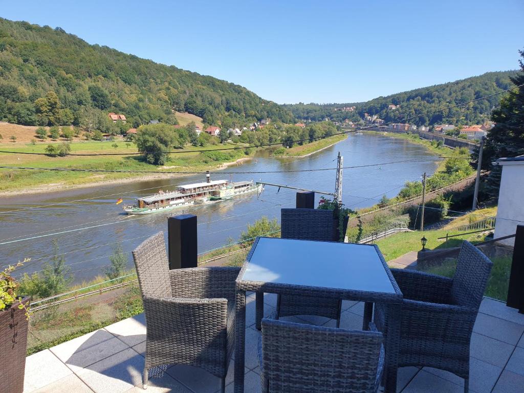Saechsische-Schweiz-Ferienhaus-Wohnung-2-mit-hervorragendem-Panoramablick-ueber-das-Elbtal photo 1