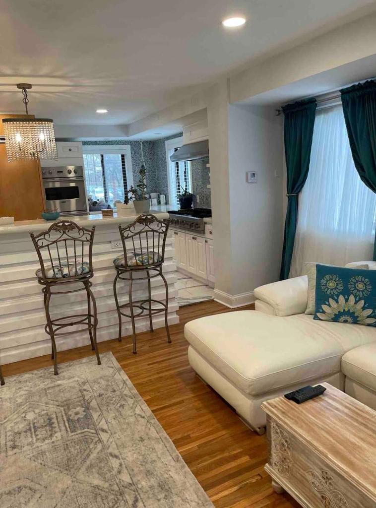 A Regal Retreat- Exclusive Parking, Prime Location photo 1