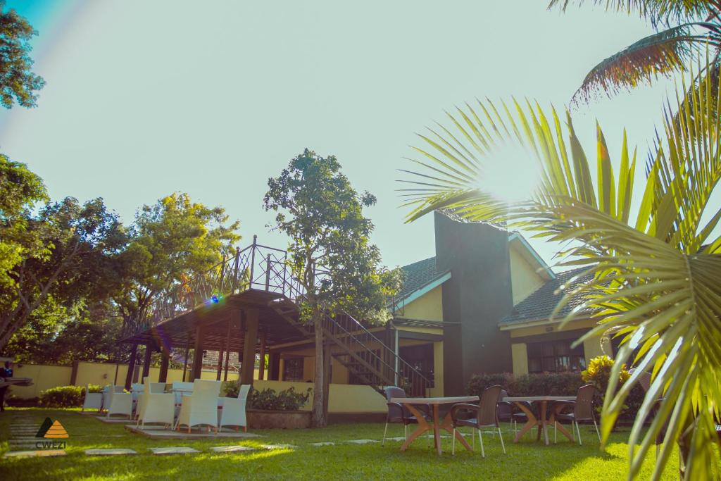 CWEZI BY THE LAKE photo 3