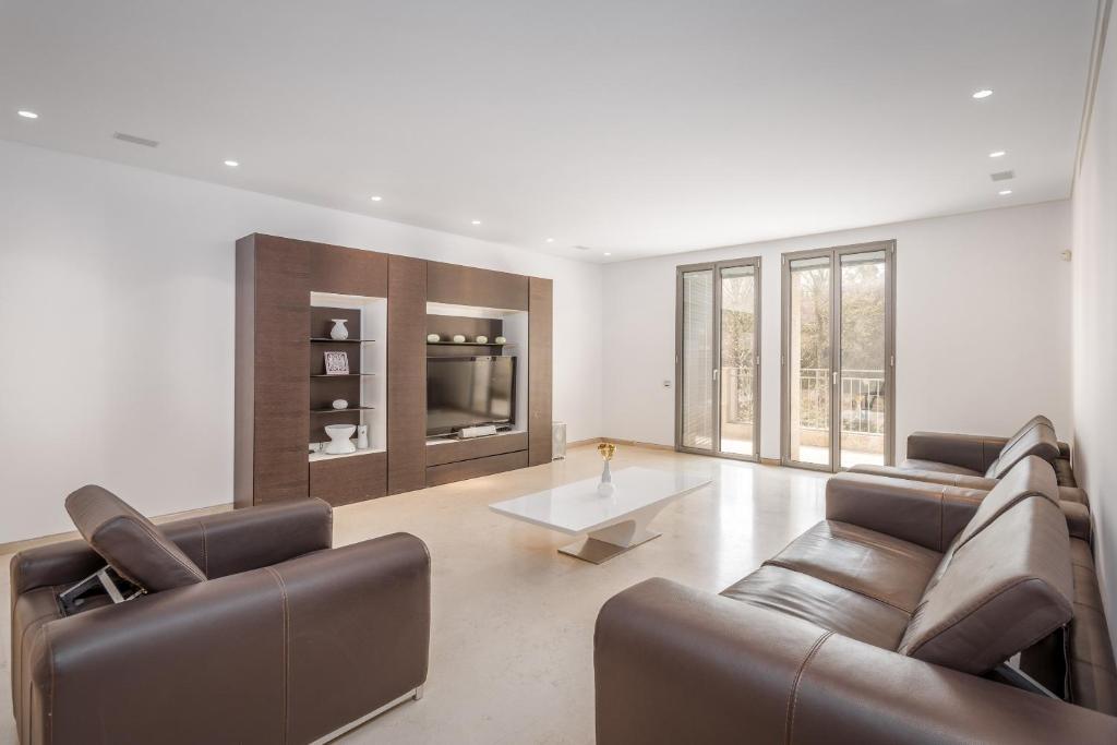 Spectacular 375 SQM at Mamilla Mall - 4 bedroom photo 2