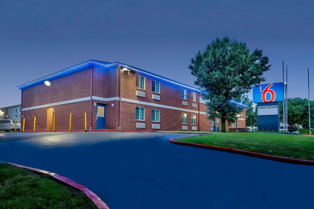 Motel 6 Tulsa, Ok - Central photo 1